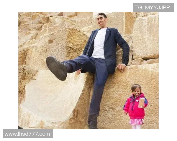 姚明驾驶小车的幽默瞬间展现了巨人也有平凡的一面